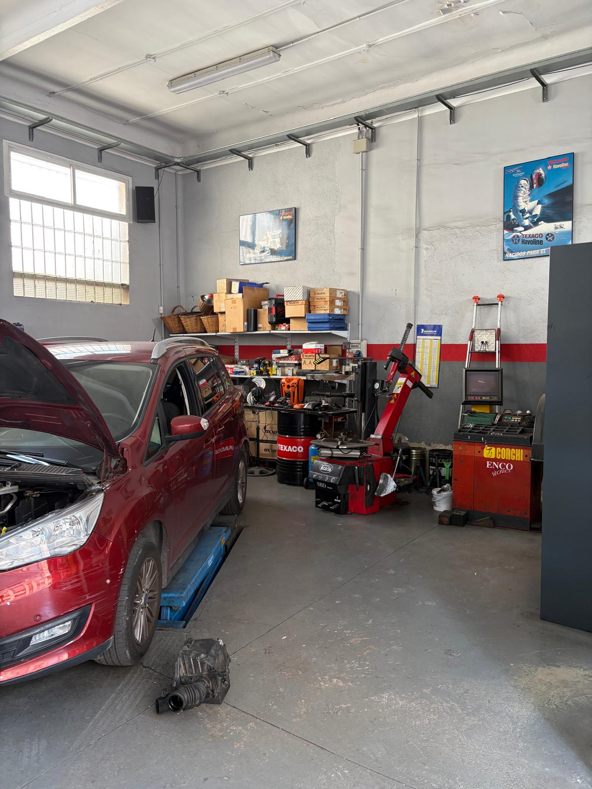 Zona de trabajo y equipamiento del taller